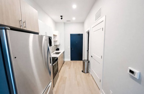Dundee-Happy Hollow Historic District Apartment | Sleepover | Bright Studio + Gym/Sauna - Omaha