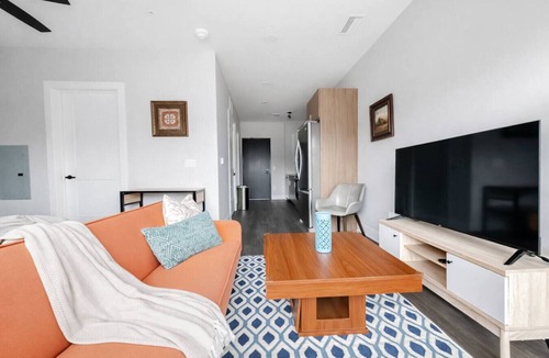 Dundee-Happy Hollow Historic District Apartment | Sleepover | Charming Studio + Gym/Sauna - Omaha