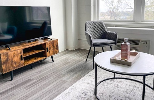Walnut Hills Apartment | Sleepover: Classy 1BD/1BA + Gym - Downtown Cincinnati