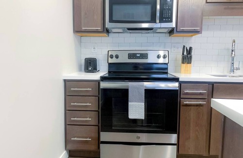 Downtown Des Moines Apartment | Sleepover | Contemporary 1BD/1BA - DTWN Des Moines