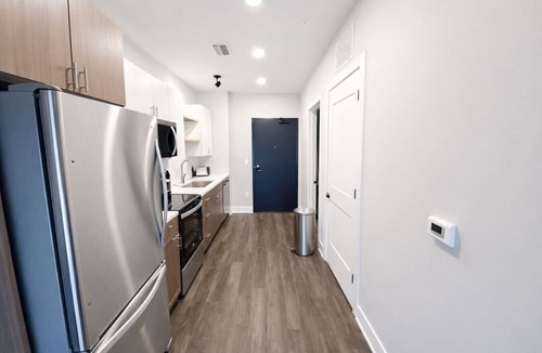 Dundee-Happy Hollow Historic District Apartment | Sleepover | Elite Studio + Gym/Sauna - Omaha