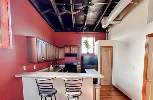 West Central Condo | Sleepover: Enticing 2BD/1BA Condo - Downtown Springfield