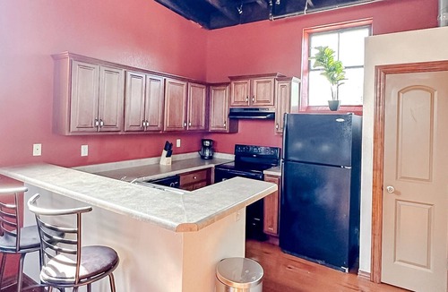 West Central Condo | Sleepover: Enticing 2BD/1BA Condo - Downtown Springfield