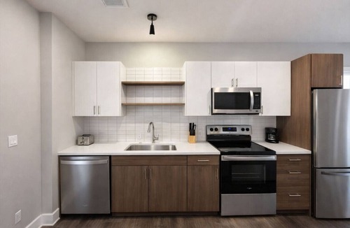 Dundee-Happy Hollow Historic District Apartment | Sleepover | Lively Studio + Gym/Sauna - Omaha