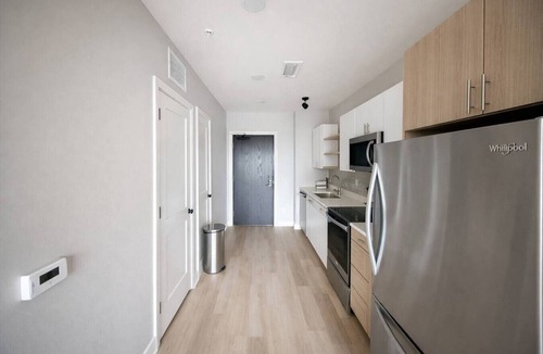 Dundee-Happy Hollow Historic District Apartment | Sleepover | Lively Studio + Gym/Sauna - Omaha