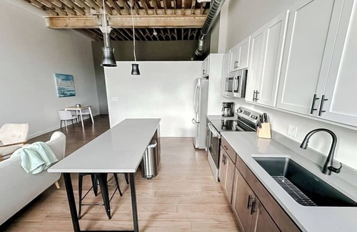 Newton Apartment | Sleepover | Modern 1BD/1BA Loft - Newton