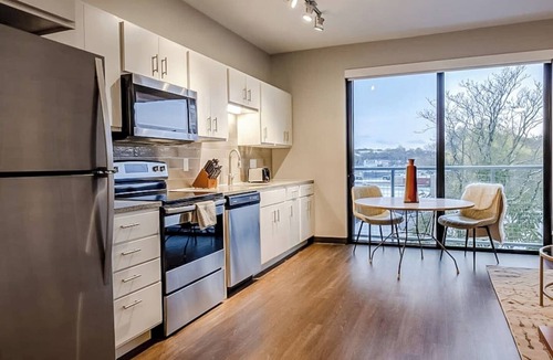 Des Moines Apartment | Sleepover | Private 1BD/1BA - Downtown Des Moines