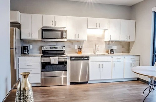Des Moines Apartment | Sleepover | Private 1BD/1BA - Downtown Des Moines