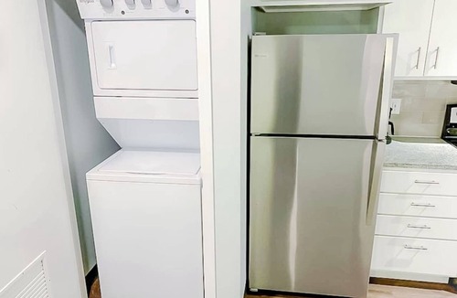 Des Moines Apartment | Sleepover | Private 1BD/1BA - Downtown Des Moines