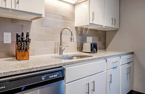 Des Moines Apartment | Sleepover | Private 1BD/1BA - Downtown Des Moines