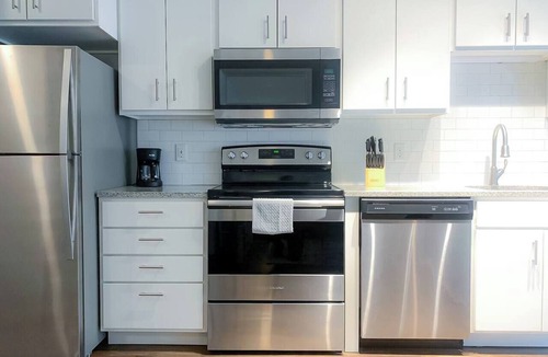 Des Moines Apartment | Sleepover | Serene 1BD/1BA - Downtown Des Moines