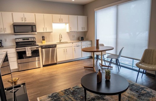 Des Moines Apartment | Sleepover | Serene 1BD/1BA - Downtown Des Moines