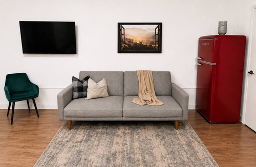 St. Johns Apartment | Sleepover | Serene Studio + Gym - Austin TX