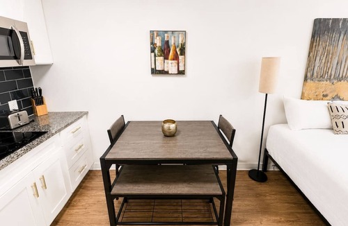 St. Johns Apartment | Sleepover | Serene Studio + Gym - Austin TX