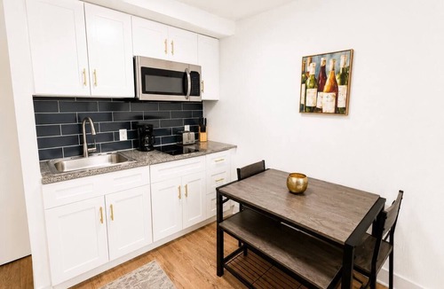 St. Johns Apartment | Sleepover | Serene Studio + Gym - Austin TX