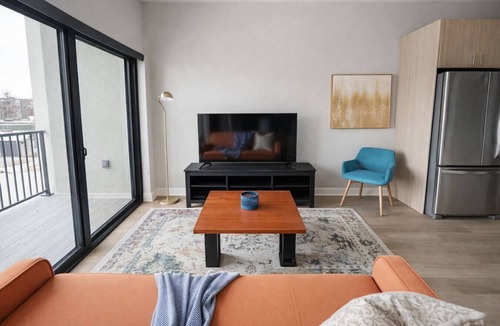 Dundee-Happy Hollow Historic District Apartment | Sleepover | Sleek Studio + Gym/Sauna - Omaha