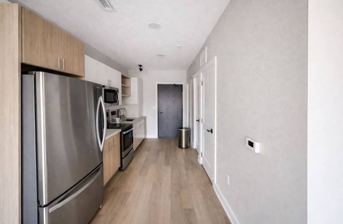 Dundee-Happy Hollow Historic District Apartment | Sleepover | Sleek Studio + Gym/Sauna - Omaha