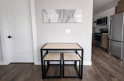 Dundee-Happy Hollow Historic District Apartment | Sleepover | Stylish Studio + Gym/Sauna - Omaha