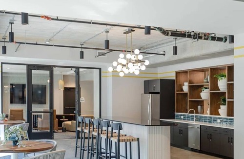 Dundee-Happy Hollow Historic District Apartment | Sleepover | Stylish Studio + Gym/Sauna - Omaha