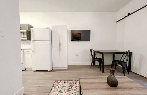 Downtown Springfield Apartment | Sleepover: Tasteful 1BD/1BA- Downtown Springfieldn