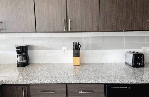 Corryville Apartment | Sleepover | Vibrant 1BD/1BA + Gym - Cincinnati