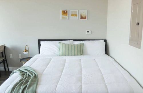 Downtown Des Moines Apartment | Sleepover: Vibrant Studio - Downtown Des Moines