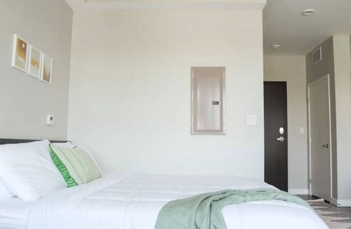 Downtown Des Moines Apartment | Sleepover: Vibrant Studio - Downtown Des Moines