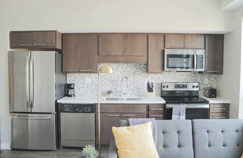 Downtown Des Moines Apartment | Sleepover | Vibrant Studio - Downtown Des Moines
