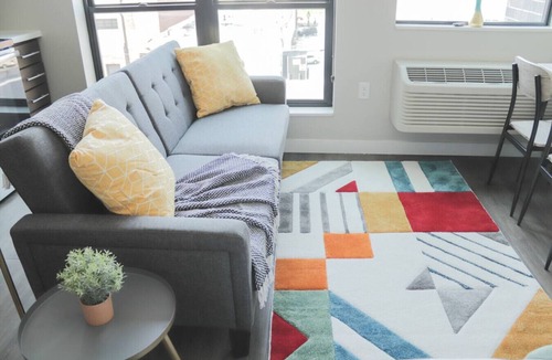 Downtown Des Moines Apartment | Sleepover | Vibrant Studio - Downtown Des Moines