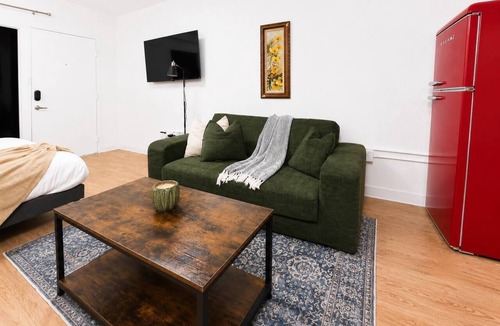 St. Johns Apartment | Sleepover | Vibrant Studio + Gym - Austin TX
