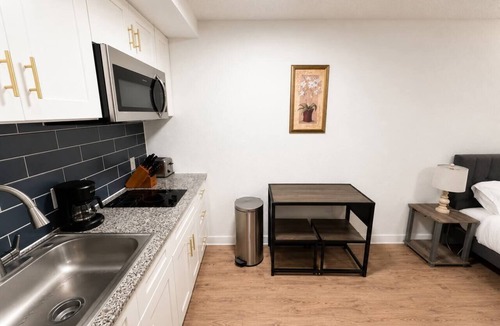 St. Johns Apartment | Sleepover | Vibrant Studio + Gym - Austin TX