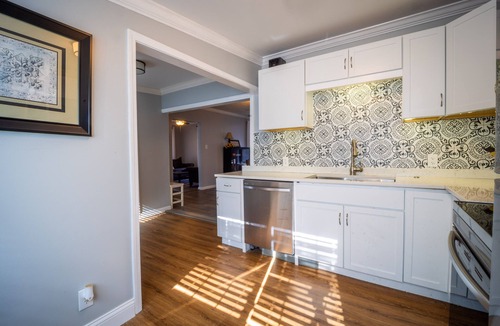 Atchison House | Sleeps 1 - 3 Chesterton House: Clean, Stylish, Family Friendly, and Close to BC