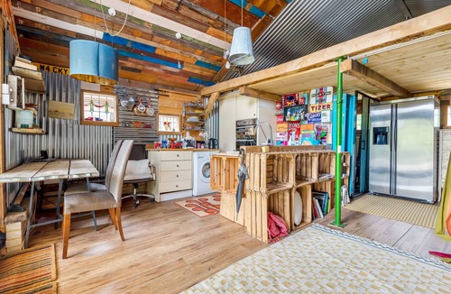 Haslemere House | SLEEPS 10-14 - FIVE Bed Rural Oak Framed Home with 3 Studios