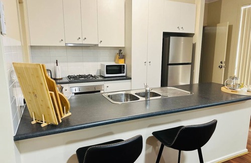 Blakeview Villa | [Sleeps 10] Comfy 4BR Villa with garage, pet friendly! Short walk to shops.