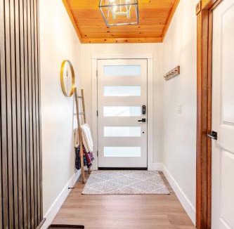 Crestline House | Sleeps 10 Cozy Modern Cabin 4 bedroom 3 bath 2400 sq ft 3 story Updated Quiet cabin