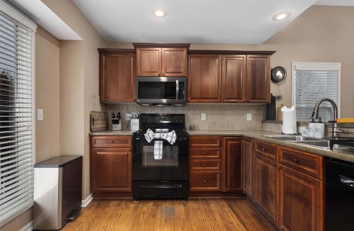 Olathe House | Sleeps 10. Patio & Deck. Ready for FIFAWorld Cup!