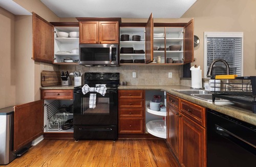 Olathe House | Sleeps 10. Patio & Deck. Ready for FIFAWorld Cup!