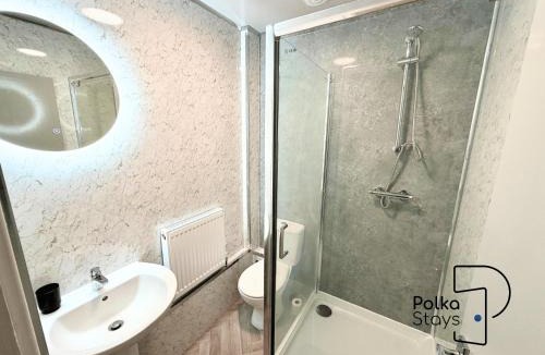 Ormskirk Apartment | Sleeps 10 Spacious for Contractors by PolkaStay