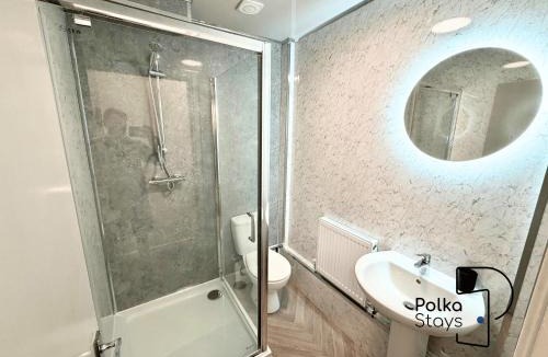 Ormskirk Apartment | Sleeps 10 Spacious for Contractors by PolkaStay