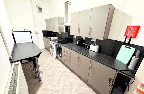 Ormskirk Apartment | Sleeps 10 Spacious for Contractors by PolkaStay
