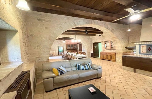Limiti Villa | sleeps 11 - Huge charming Italian villa & Pool - aircon - wifi