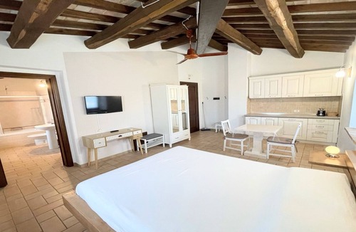 Limiti Villa | sleeps 11 - Huge charming Italian villa & Pool - aircon - wifi
