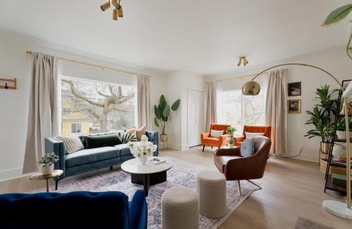 Judkins Park House | Sleeps 12 3 Kitchen Walk to Link Light Rail