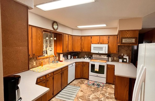 Diamond City House | Sleeps 12 + Bull Shoals + Pool + Boat Parking + Branson + Scenic Drive