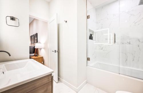 Mount Vernon Square Villa | Sleeps 12 Downtown Entire home with rooftop