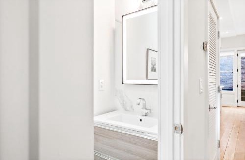 Mount Vernon Square Villa | Sleeps 12 Downtown Entire home with rooftop