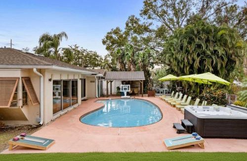 Largo House | Sleeps 12 Heated Pool Pickleball Hot Tub Fire Pit