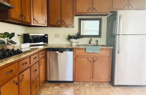 Park Forest Village House | Sleeps 12/Mid-Century Cool/Minutes to Stadium