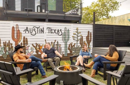 South Lamar House | Sleeps 12, Pool, Games, Fun, Mins from Downtown