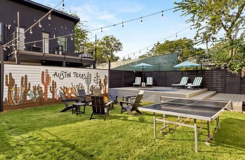 South Lamar House | Sleeps 12, Pool, Games, Fun, Mins from Downtown